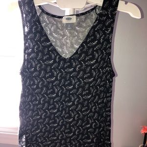 Loose tank top with feather design.